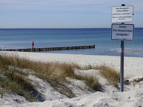 Hiddensee
Signs indicating coastal dune and groynes<br />
Coastline - Beach, Coastal Landscape, Tourism, Erosion, Flooding, Coastal Defence
Nardine Stybel, EUCC-D